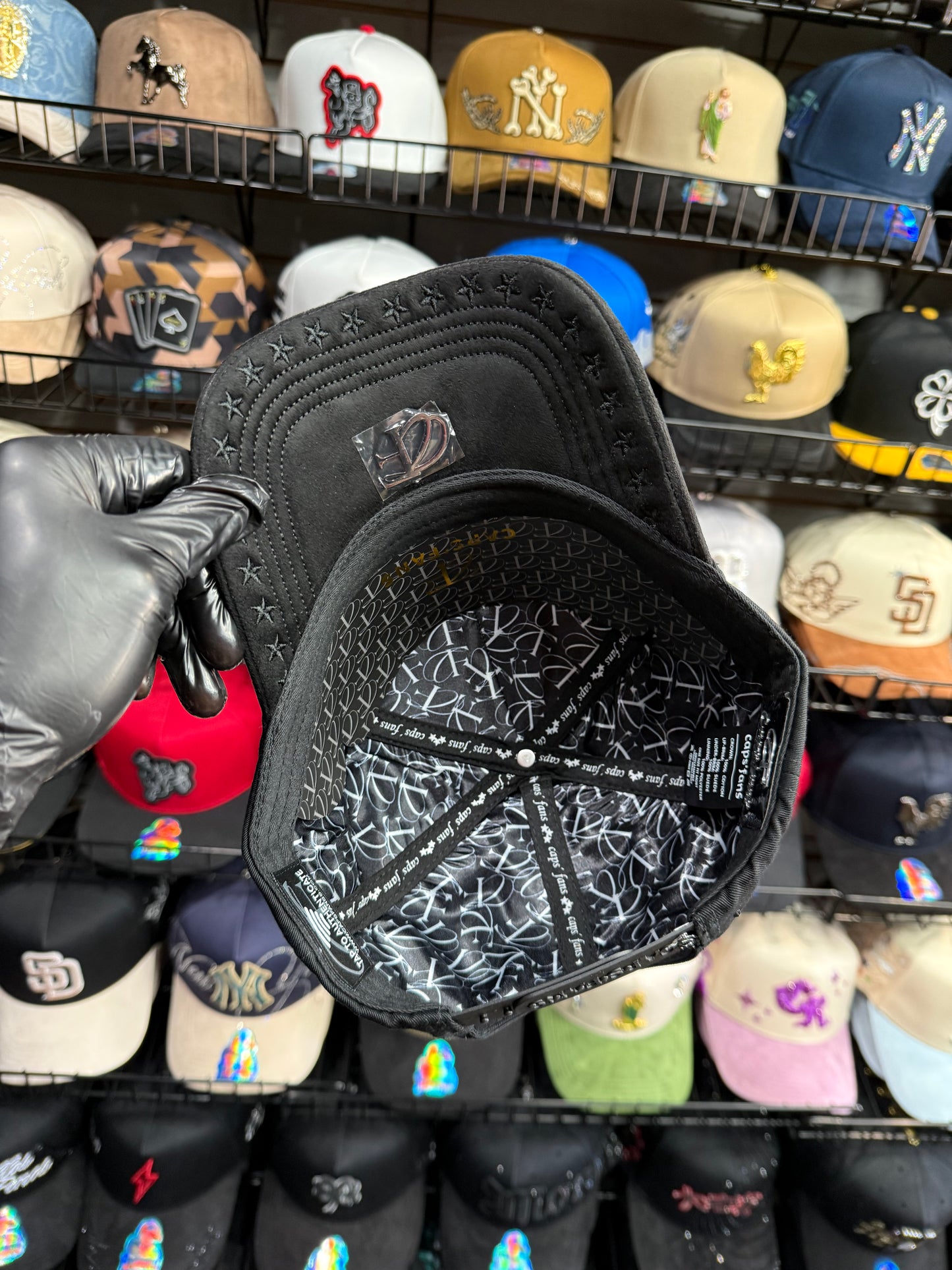 3 Estrellas total black cap