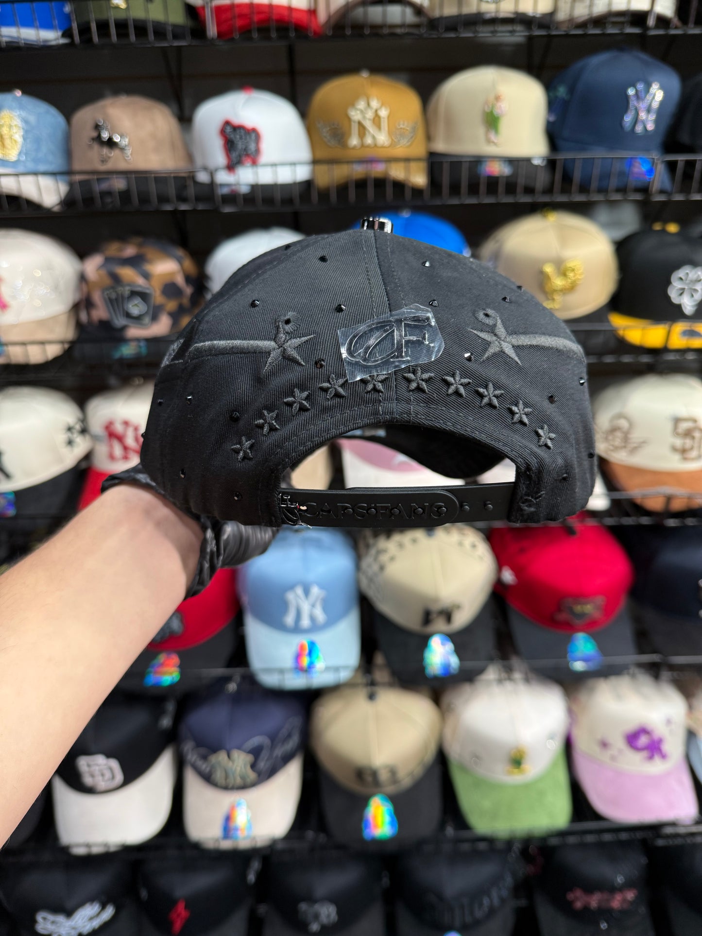 3 Estrellas total black cap
