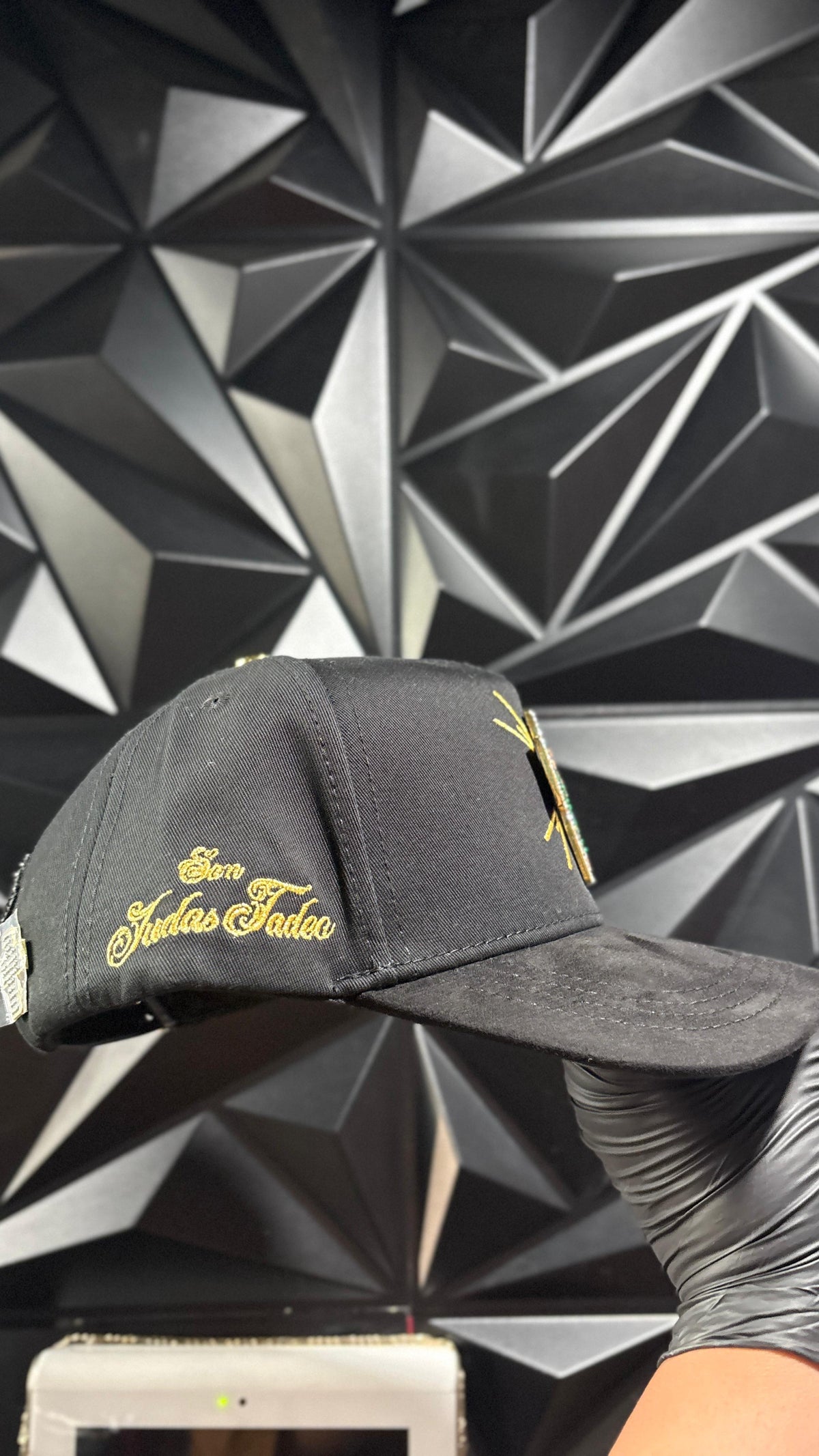 San Judas negro dorado cap 🧢