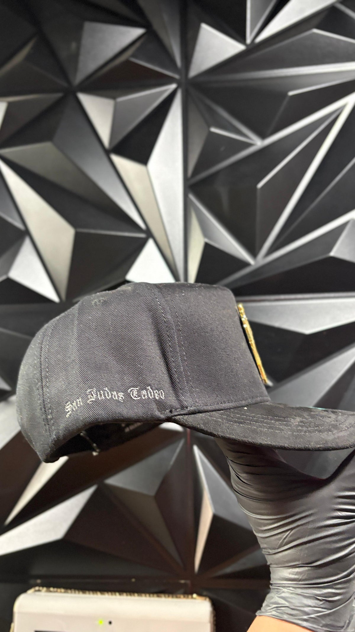 San Judas negro dorado cap 🧢