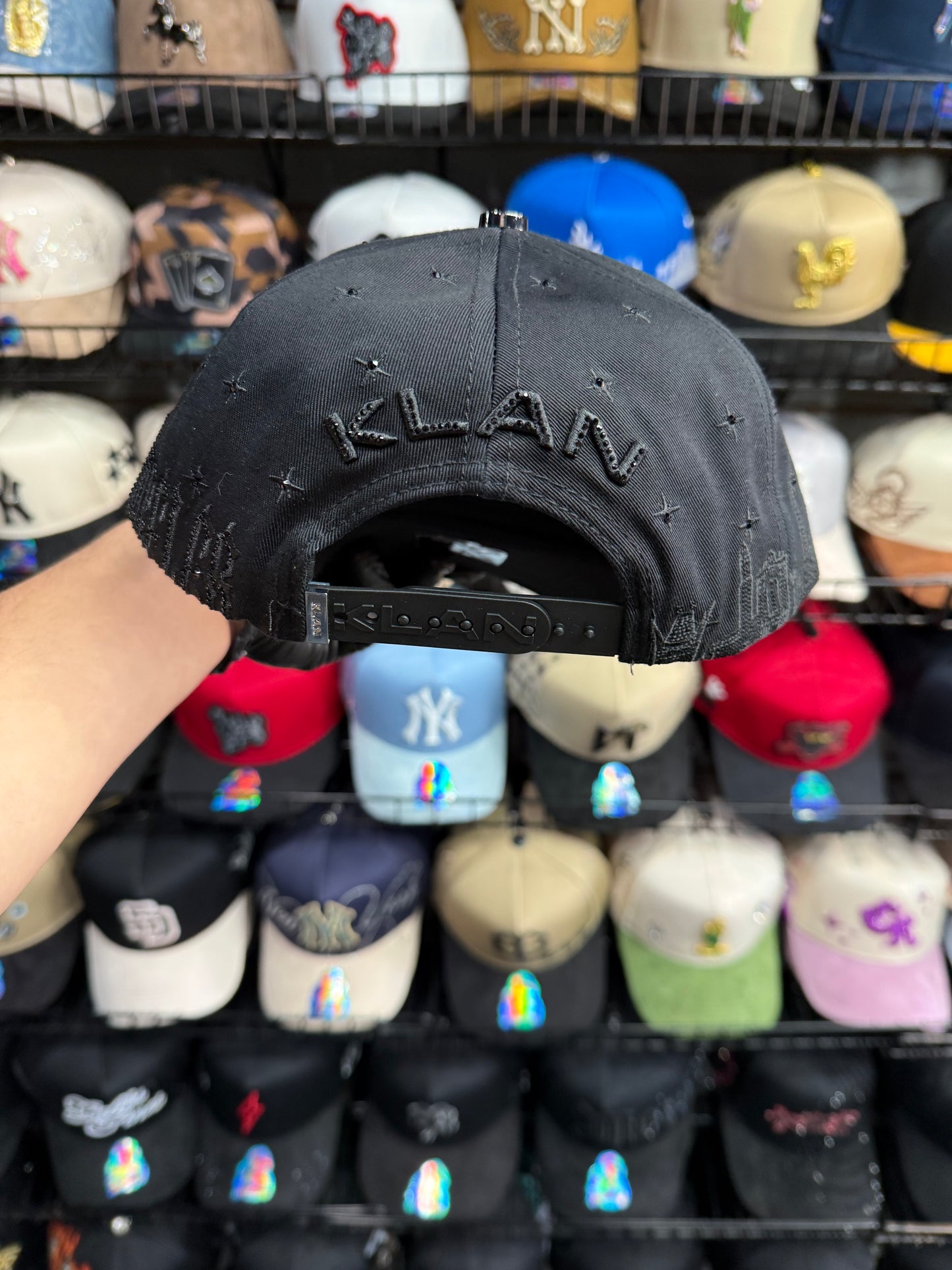 LA total black cap