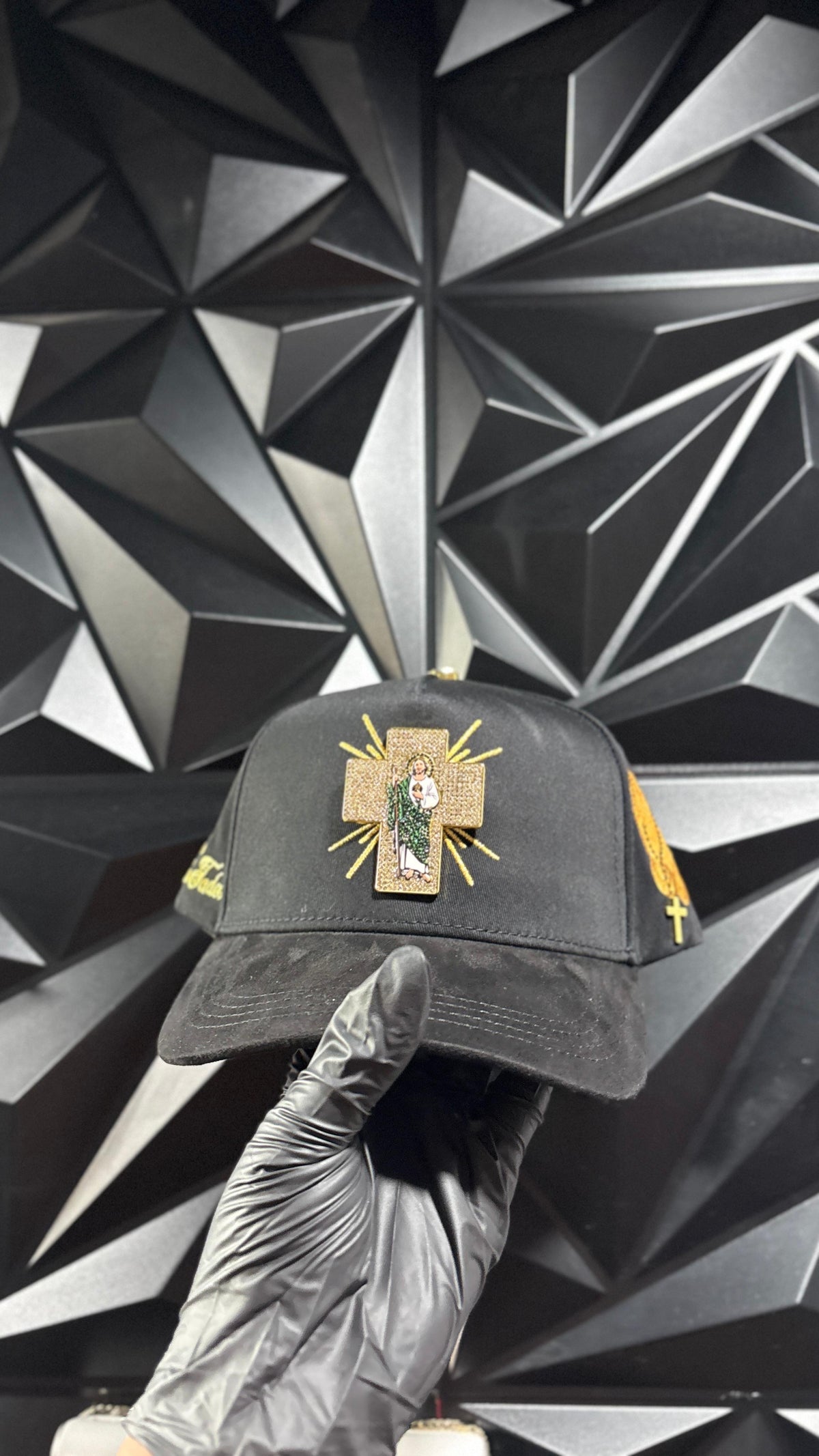 San Judas negro dorado cap 🧢